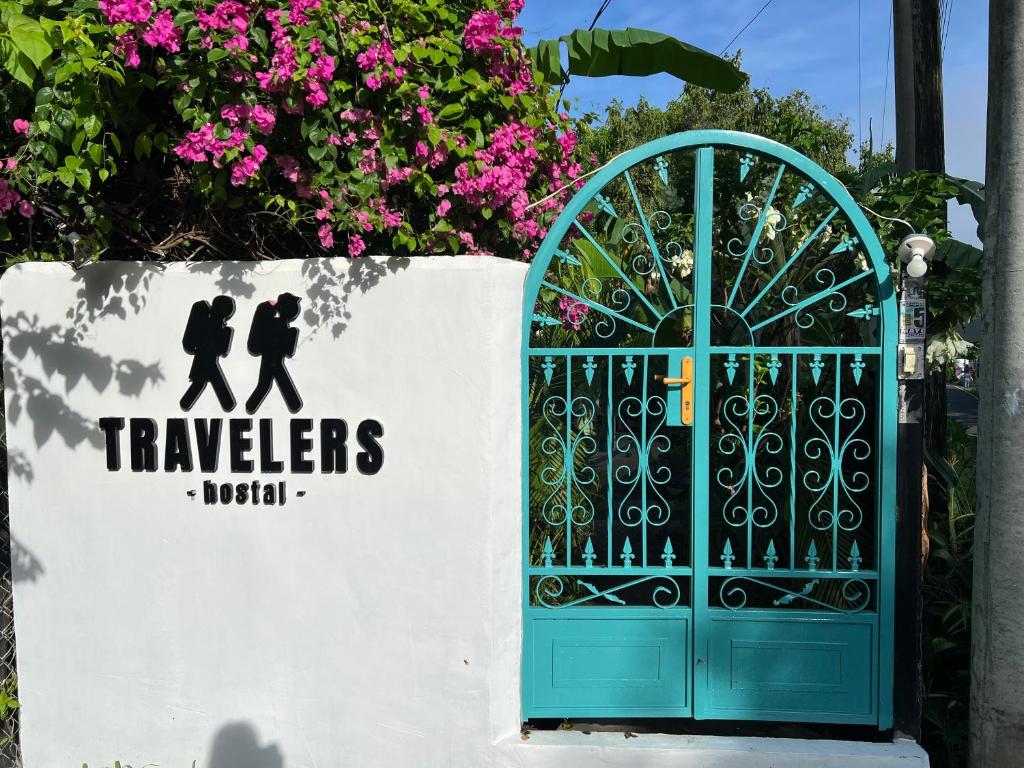 圣地亚哥Hostel Travelers Santiago的带有读取旅行者尼基的标志的大门