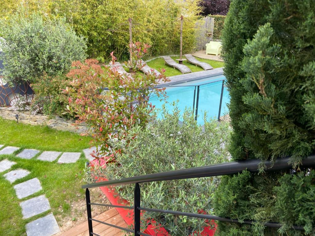 Saint-Jean-des-MauvretsLes Logis du Forgeron的享有带游泳池的花园美景