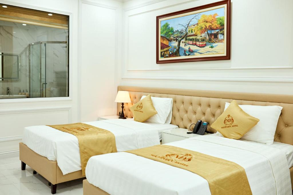 海防Nguyễn Đức DC Hotel & Spa的配有两张床的酒店客房
