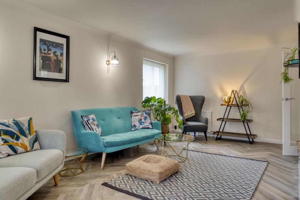SouthamHillside的客厅配有蓝色的沙发和椅子