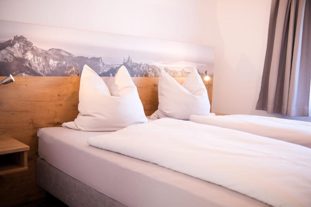 格拉本斯塔特Ferienwohnung beim Binder的配有白色枕头的酒店客房内的两张床