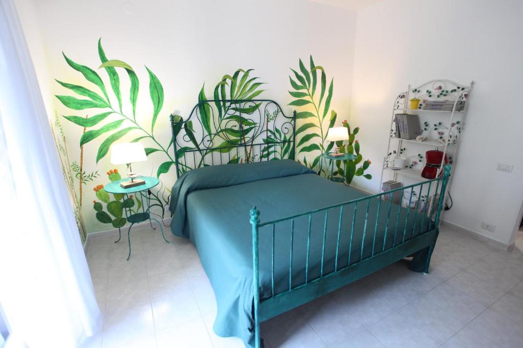 切塔拉Jungle Rooms的卧室配有一张挂在墙上的植物床