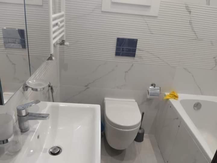 El AhmarRésidence Sousse的白色的浴室设有卫生间和浴缸。