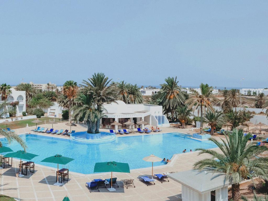 塔格梅斯Hotel Bougainvillier Djerba的享有棕榈树大型游泳池的顶部景致
