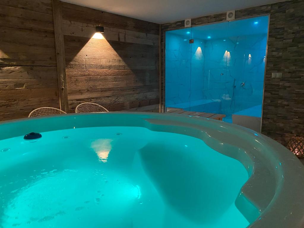 圣坎迪朵埃姆霍夫酒店的客房内的按摩浴缸