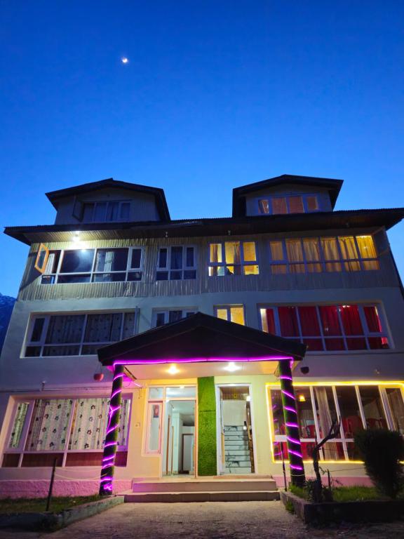 帕哈尔加姆New Snow View Resort pahalgam的一座晚上有灯的建筑