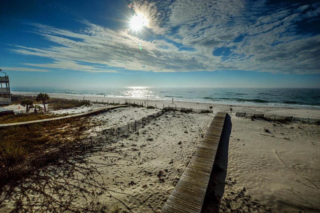 格尔夫海岸The Beach is Only Steps Away (F2) BEACHFRONT - Sleeps 8的享有阳光和大海的海滩景色