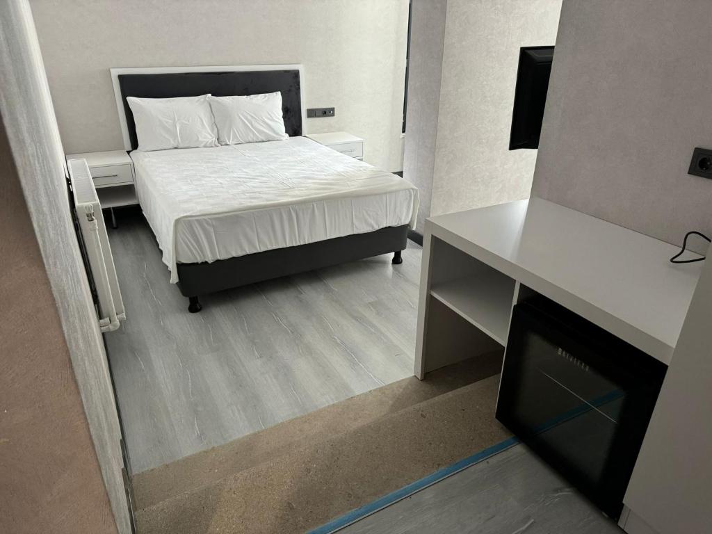 迪亚巴克尔Beyoğlu Palas Otel的一间小卧室,配有一张床和一张书桌