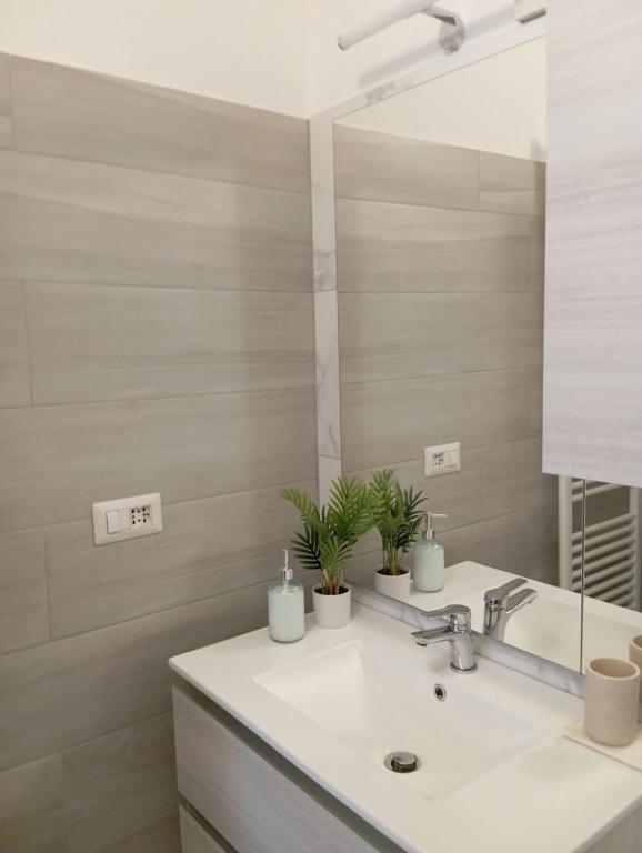 博尔戈马内罗Corte 22 B&b e Appartamenti的一间带水槽和镜子的浴室