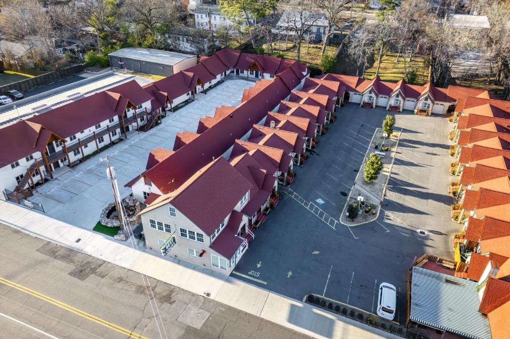 温泉城Best Court的享有红色屋顶建筑的顶部景色