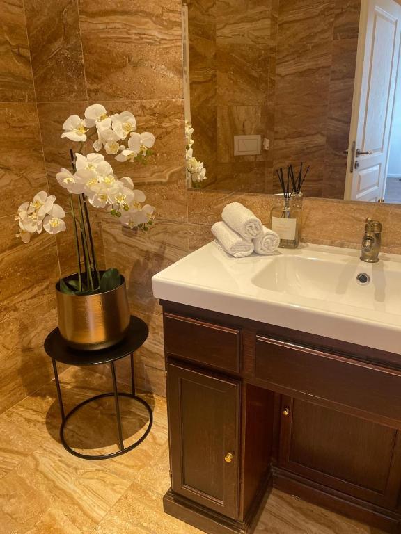 卡丹Apartmán的浴室设有水槽和花瓶