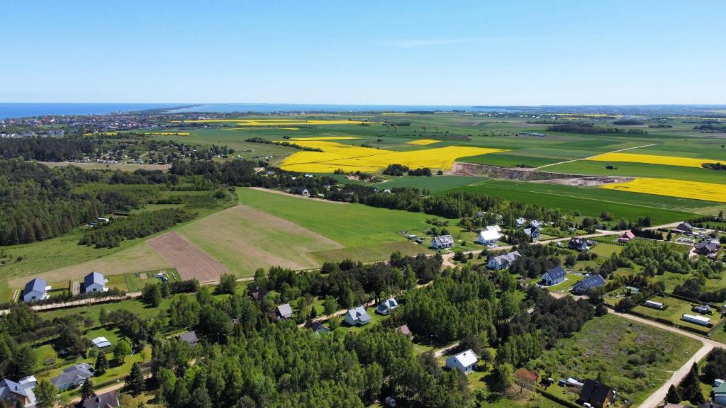 MieroszynoDomki na Jastrzębiej的享有农场的空中景色,拥有田野和房屋