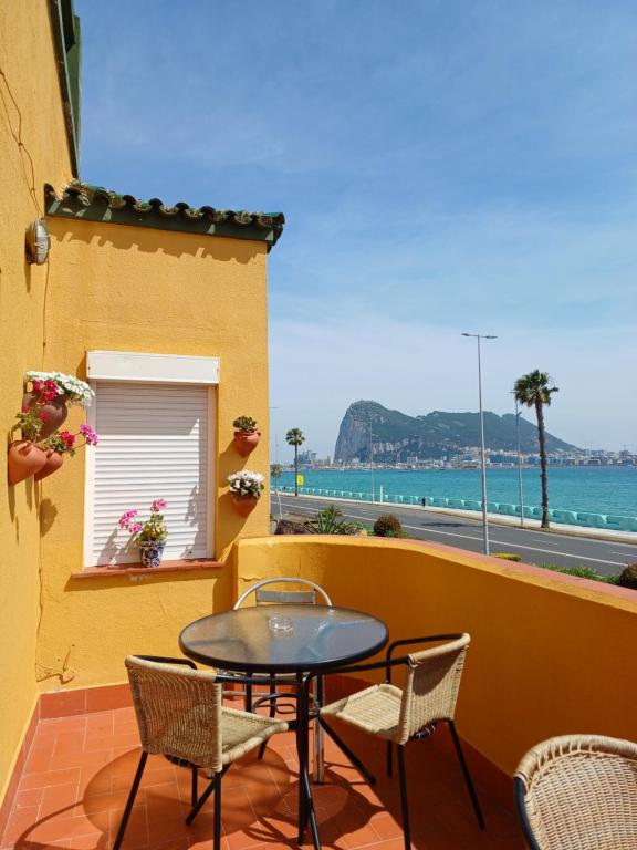 拉利内阿-德拉康塞普西翁Gibraltar Views Guest House的海景阳台上的桌椅