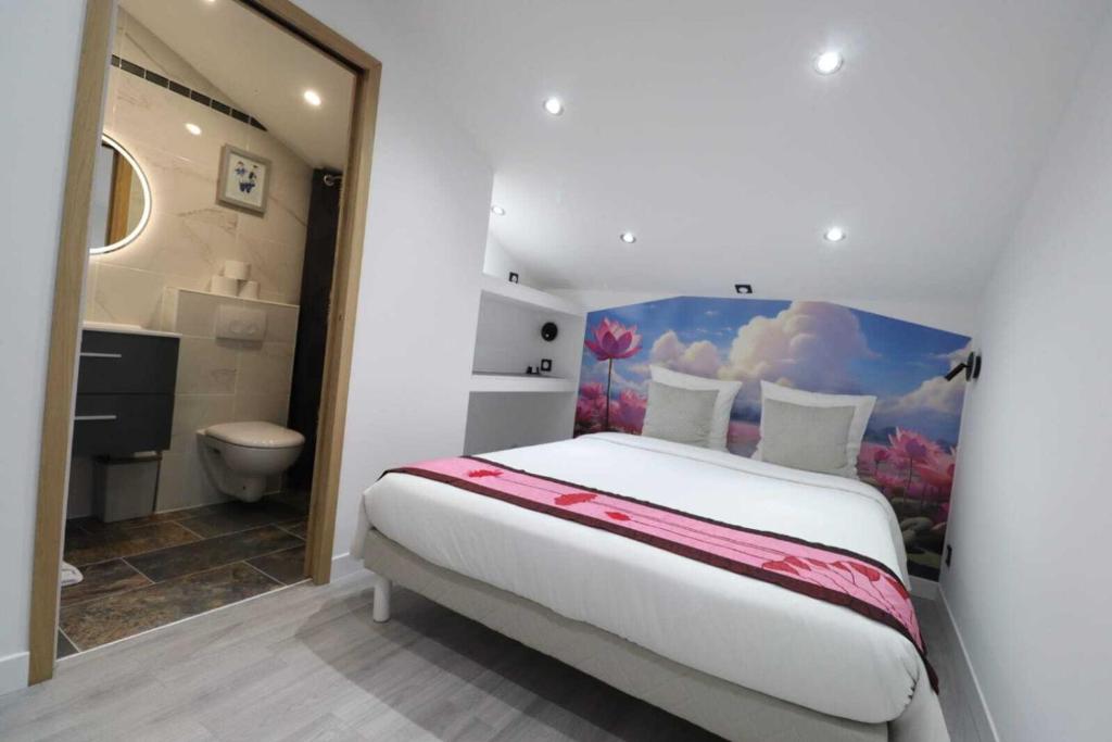 阿尔贝维尔Le Lotus Blanc的一间带大床的卧室和一间浴室