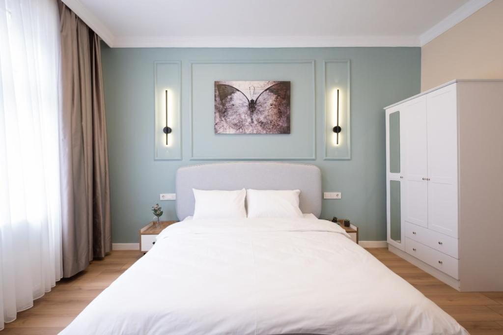 伊斯坦布尔Green sophia suite的卧室配有白色大床和蓝色的墙壁
