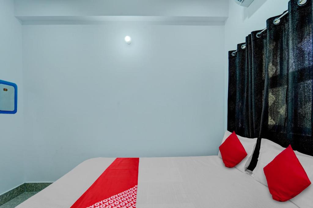 巴特那OYO Flagship Your Room & Guest House的客房内的白色床和红色枕头