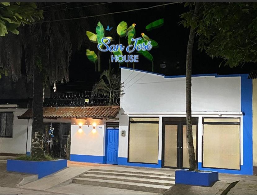 莱蒂西亚San José HOUSE的建筑物一侧的圣洛伦佐房屋标志