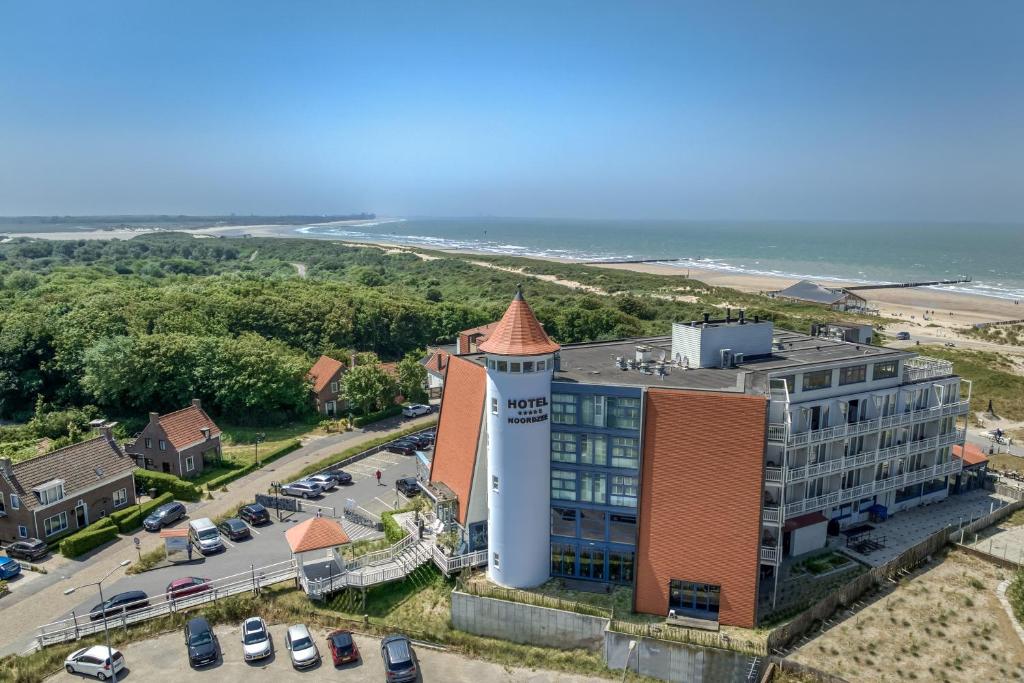 卡德赞德-班得北海酒店及水疗中心的享有大楼空中景色,设有停车场