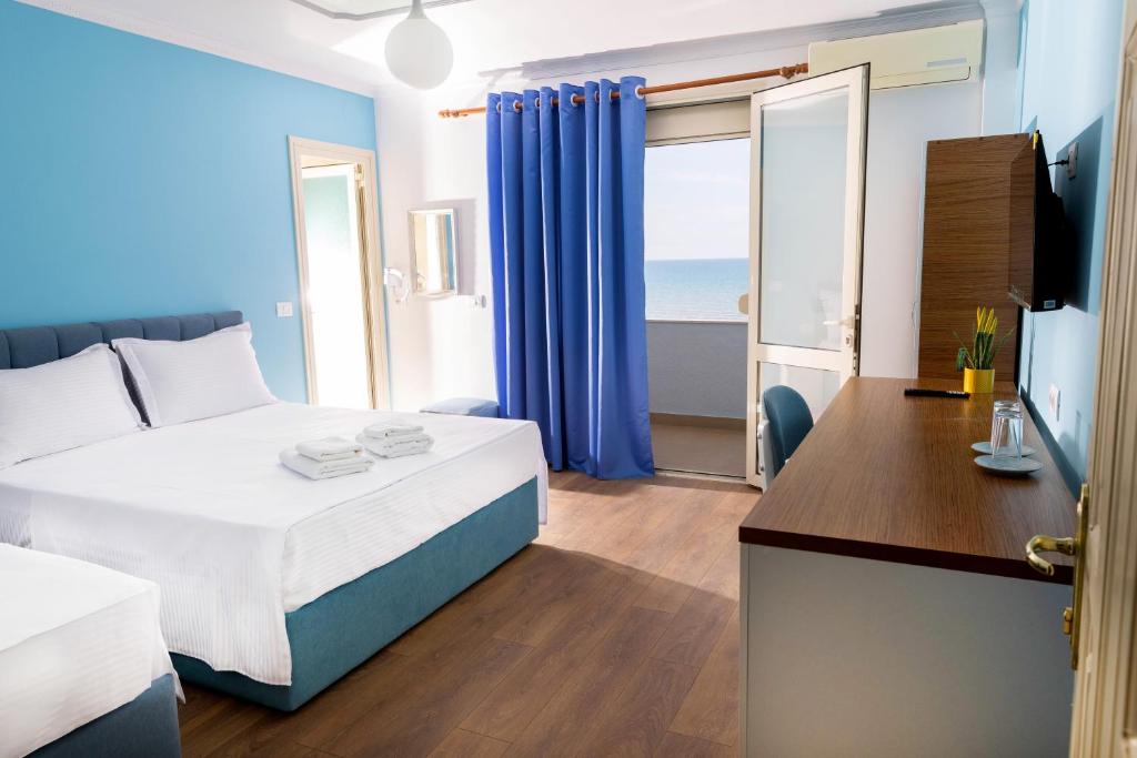 都拉斯Hotel Vila MAX的酒店客房设有一张床,享有海景。