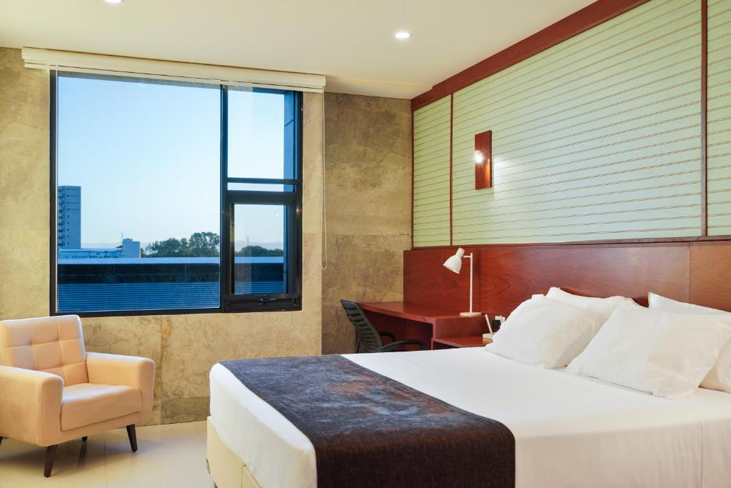 圣克鲁斯Chairu Eco Hotel的酒店的客房 - 带一张床、椅子和窗户