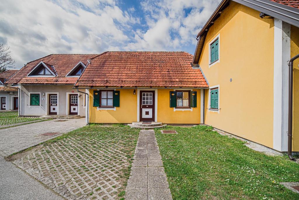 卡特兹奥布萨维Spa House Alenka Terme Čatež的黄色的房屋,有红色的屋顶