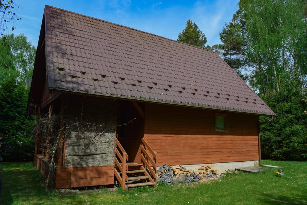 MęcikałDomek Leśnika Czernica的一间大型木制谷仓,拥有棕色的屋顶