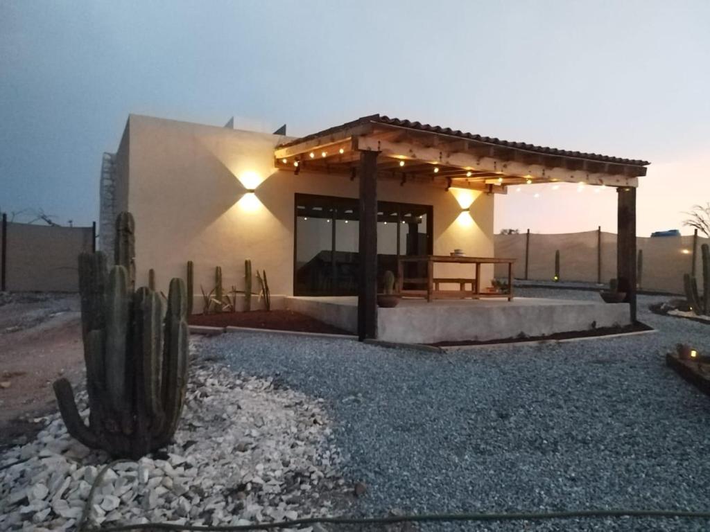 特科早特拉Casa Xahá的沙漠中一座带凉亭的建筑