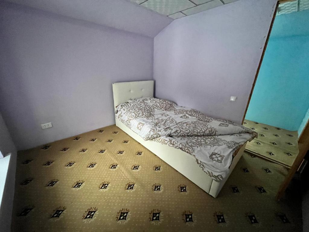 Bagu HOMESTAY的一间小卧室,卧室内配有一张床铺
