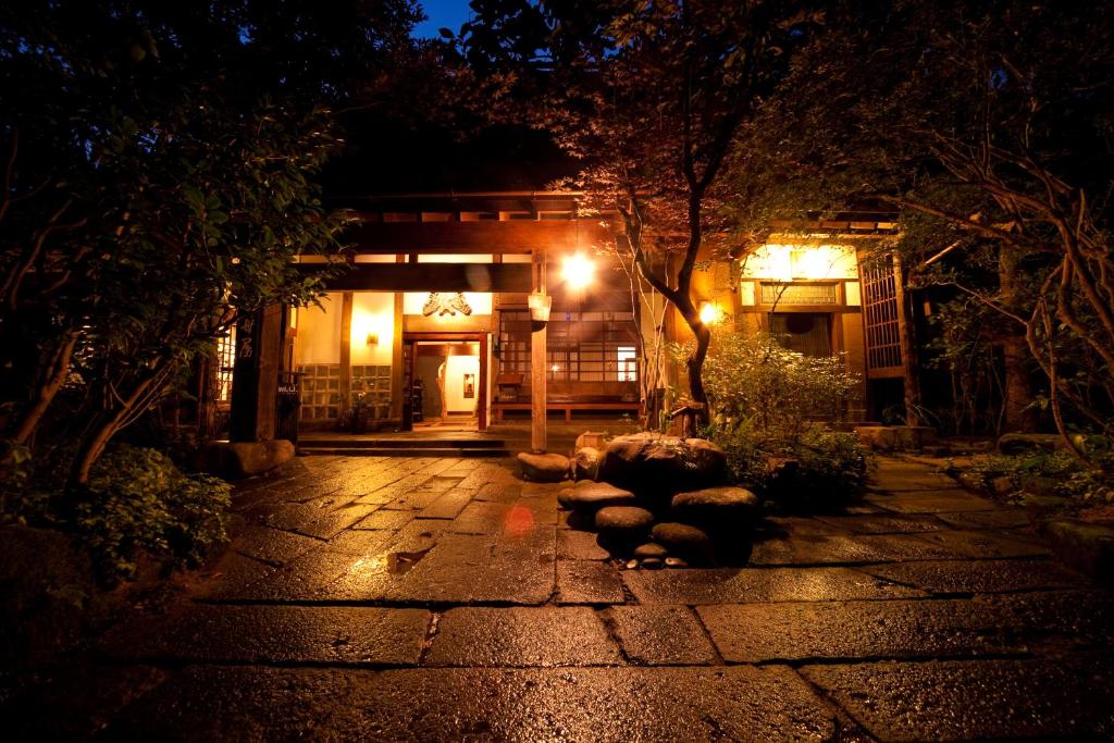日田市卡亚图日式旅馆的夜间在建筑物前的石头走道