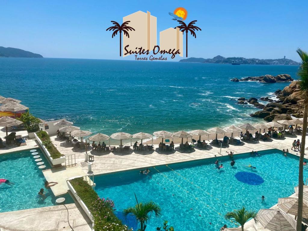阿卡普尔科Suites Omega Torres Gemelas的享有海景,设有游泳池。