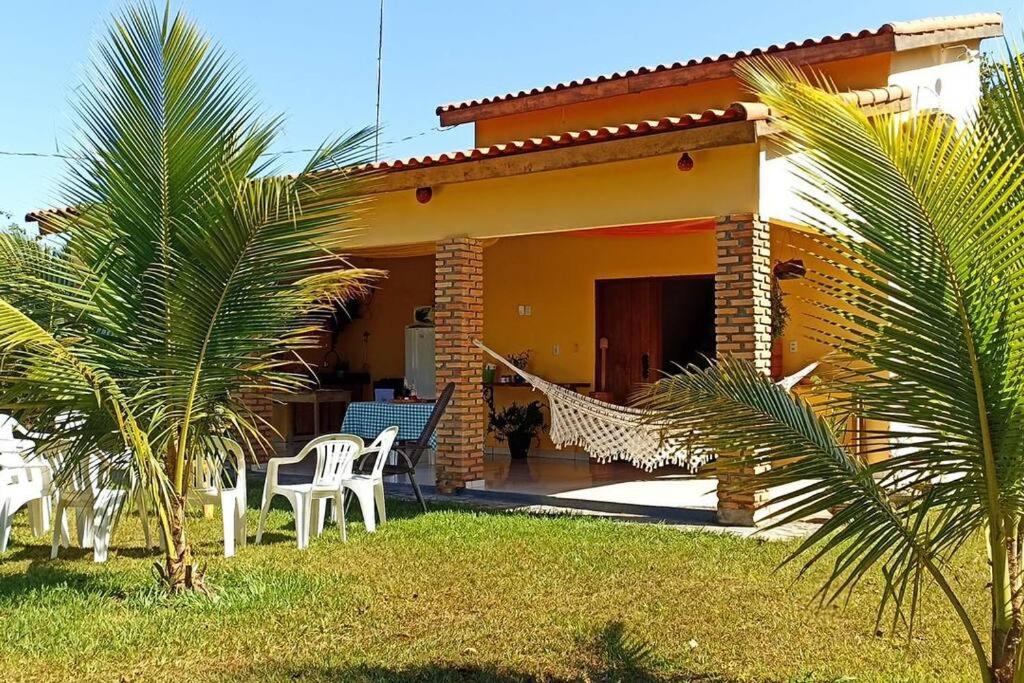 ChavantinaChácara Beira Rio - NX -MT的庭院内带吊床的小房子