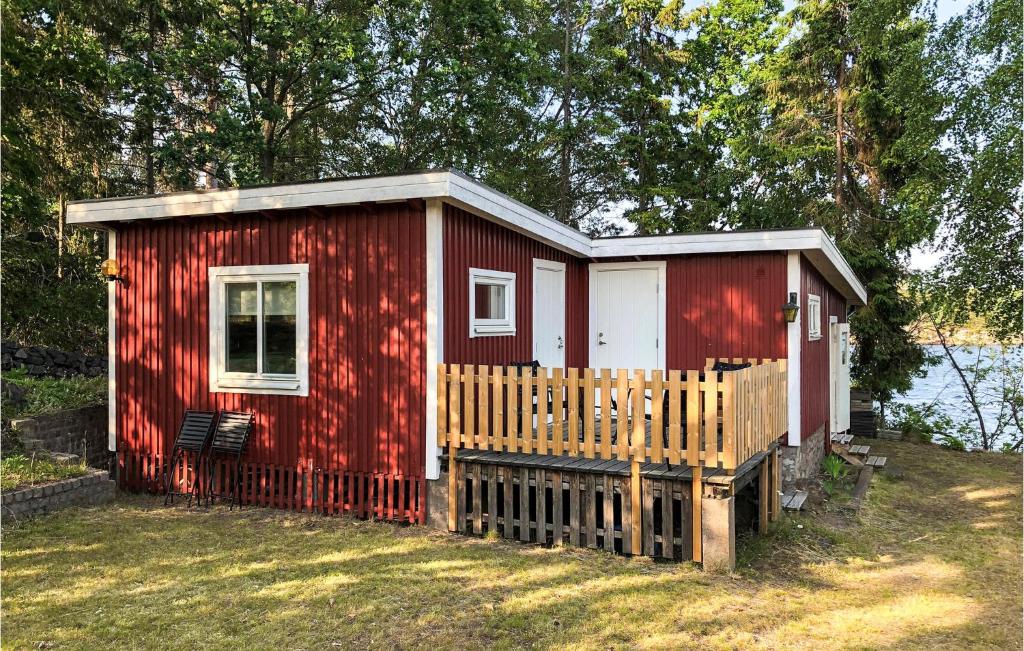 韦斯特维克2 Bedroom Cozy Home In Vstervik的一间红色的小房子,设有木门廊