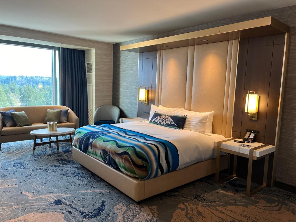 奥本Muckleshoot Casino Resort的酒店客房,配有床和沙发