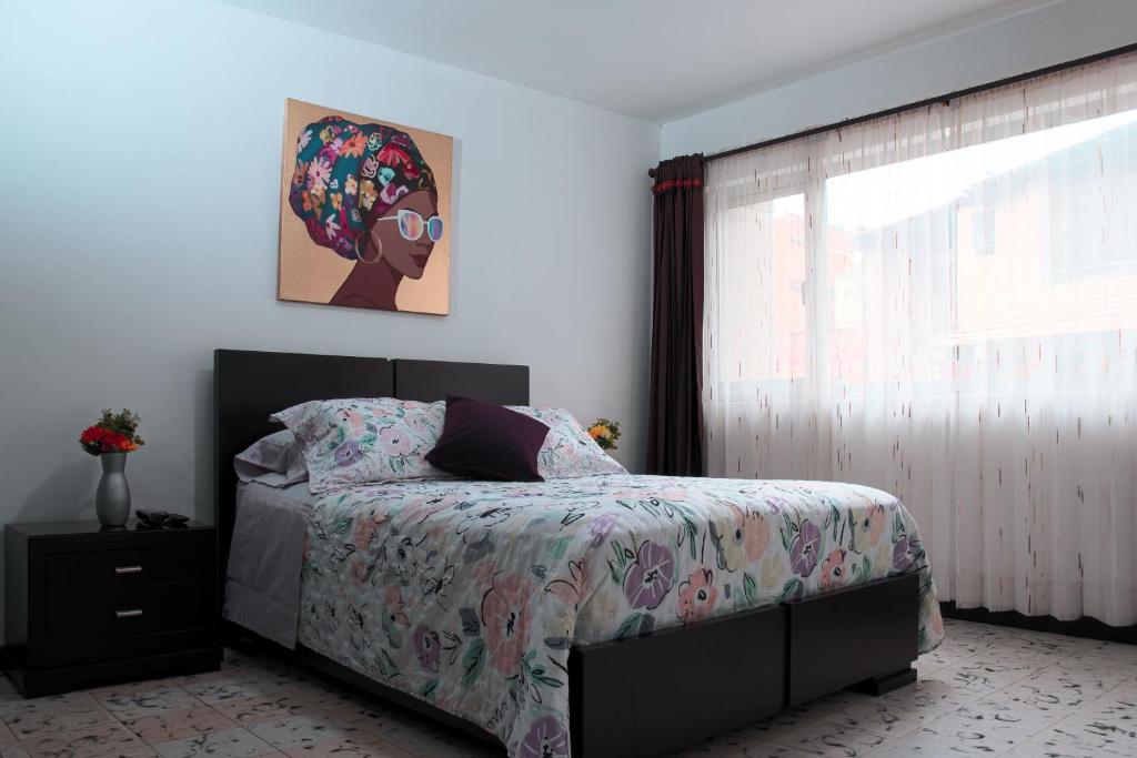 麦德林Hospedaje juandi的一间卧室设有一张床和一个窗口