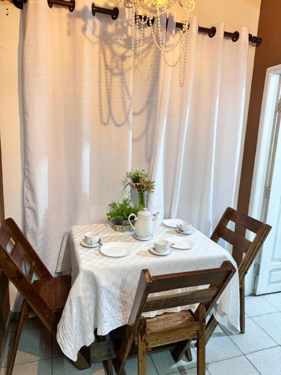 圣克鲁斯Acogedor independiente-Casa JH B的餐桌、白色桌布和椅子