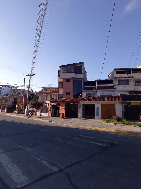 HuamboyaDEPARTAMENTO completo cercano a muchos lugares的一条空的街道,在拐角处有一座建筑