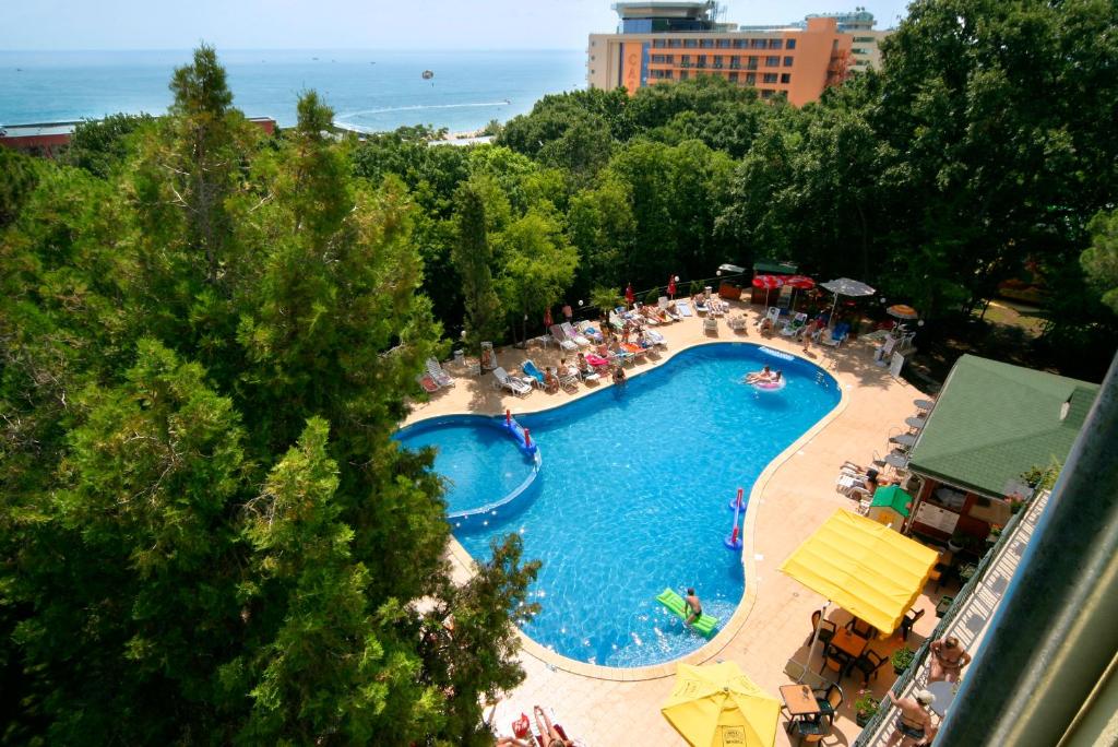 金沙Tintyava Park Hotel的享有度假村游泳池的顶部景致