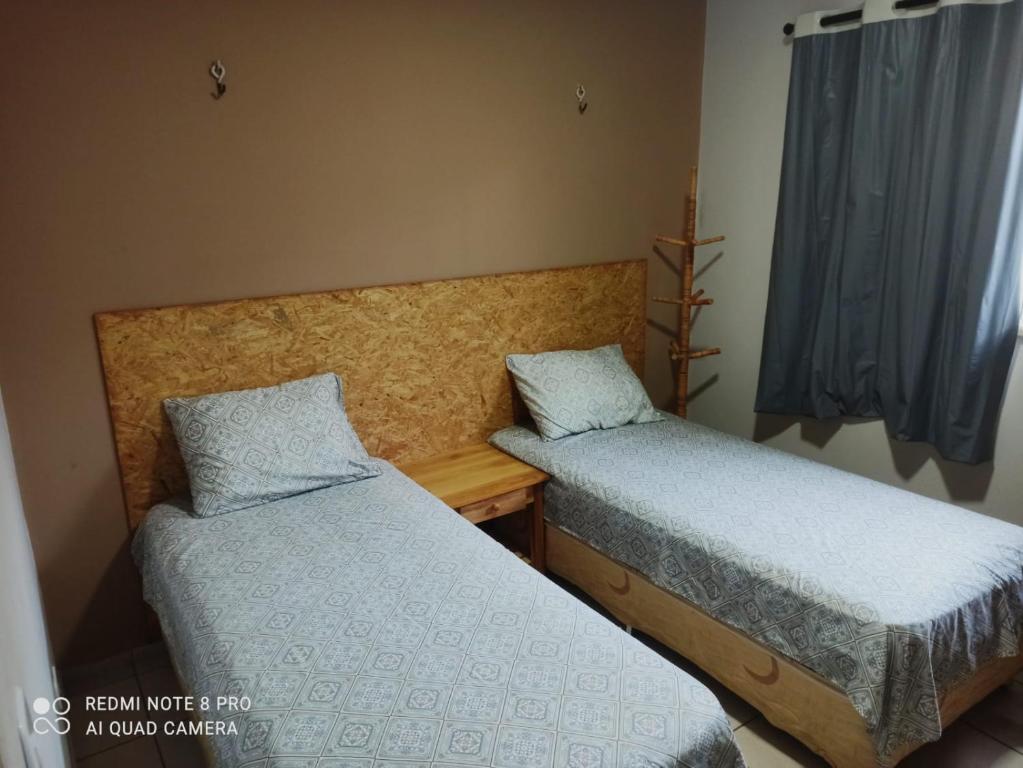 巴纳伊巴Casa PHB的一间卧室设有两张床和窗户。