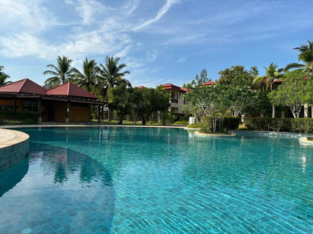 拉扬海滩度Phuket Laguna Beach - Big Family Pool Villa 2 Extra Large bedrooms的蓝色海水大型游泳池