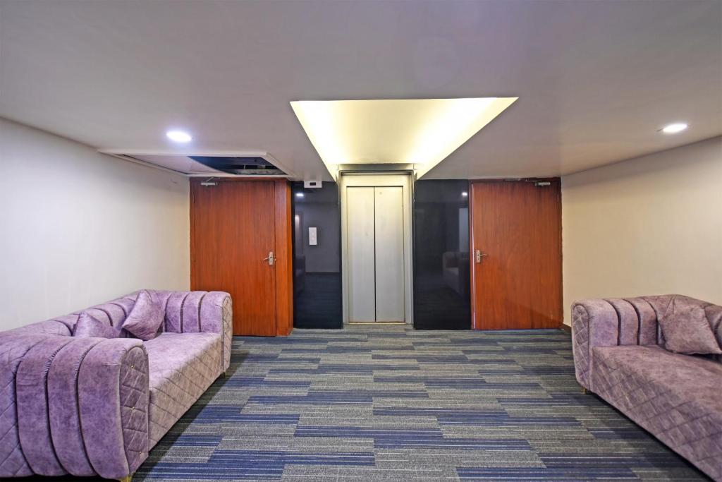海得拉巴Palette - Madhapur的走廊上的房间设有两张沙发