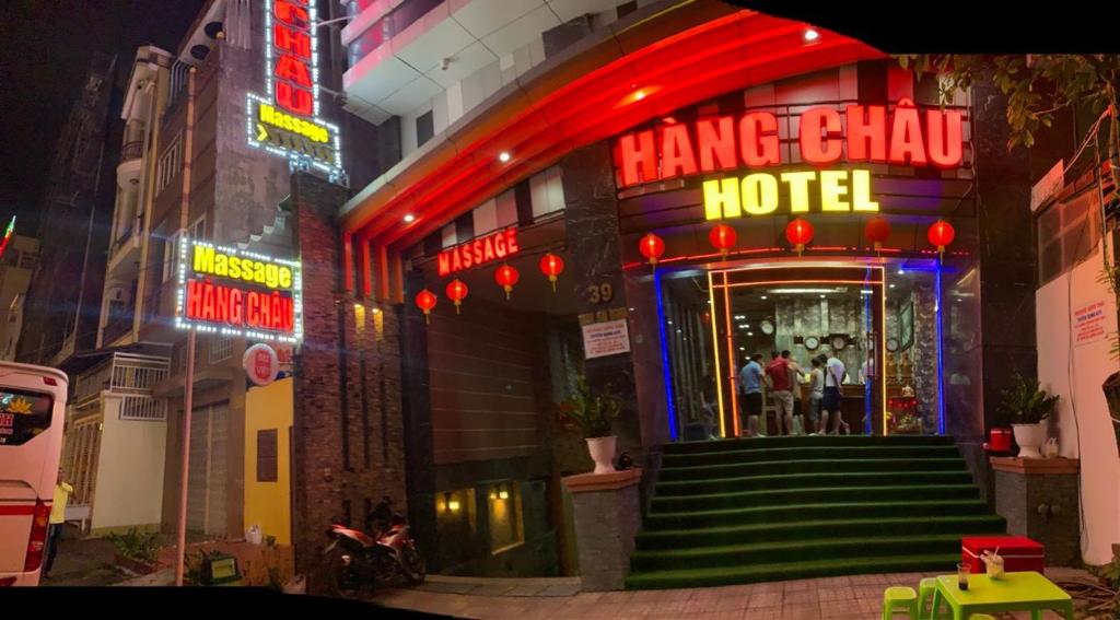 芹苴Hang Chau Hotel的一家有读挂州酒店标志的酒店