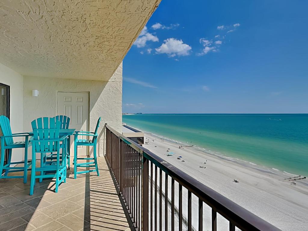 圣徒皮特海滩Ocean Sands 1002的阳台配有2把蓝色椅子和海滩
