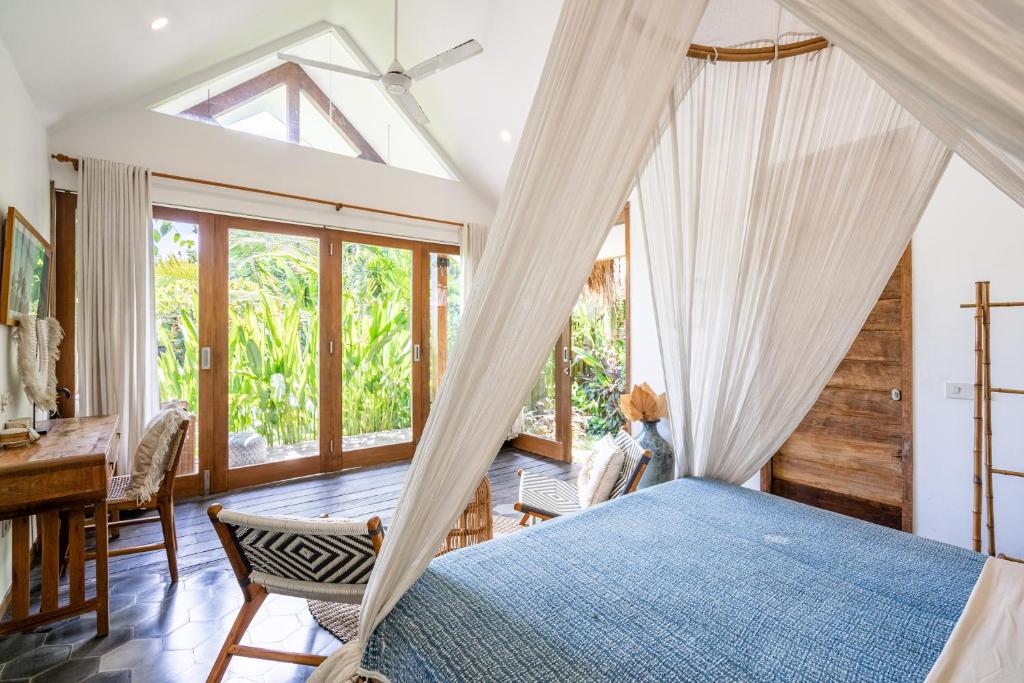 坎古Ohana Boutique Villa by Hombali的卧室配有一张床、一张书桌和窗户。
