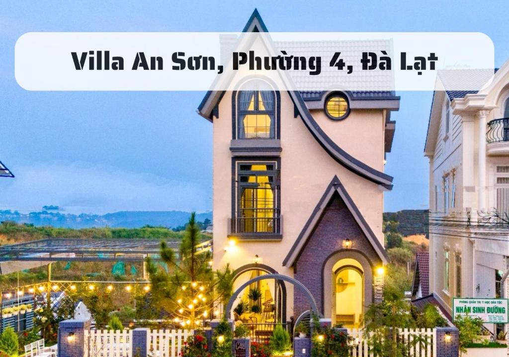 大叻Hệ Thống Villa Đà Lạt的一张教堂的照片,里面的文本别墅是一个爱抚孩子的孩子