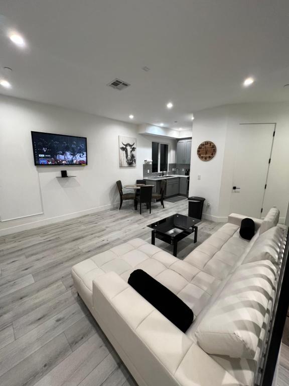 洛杉矶1BR Hollywood Townhouse的客厅配有白色沙发和电视