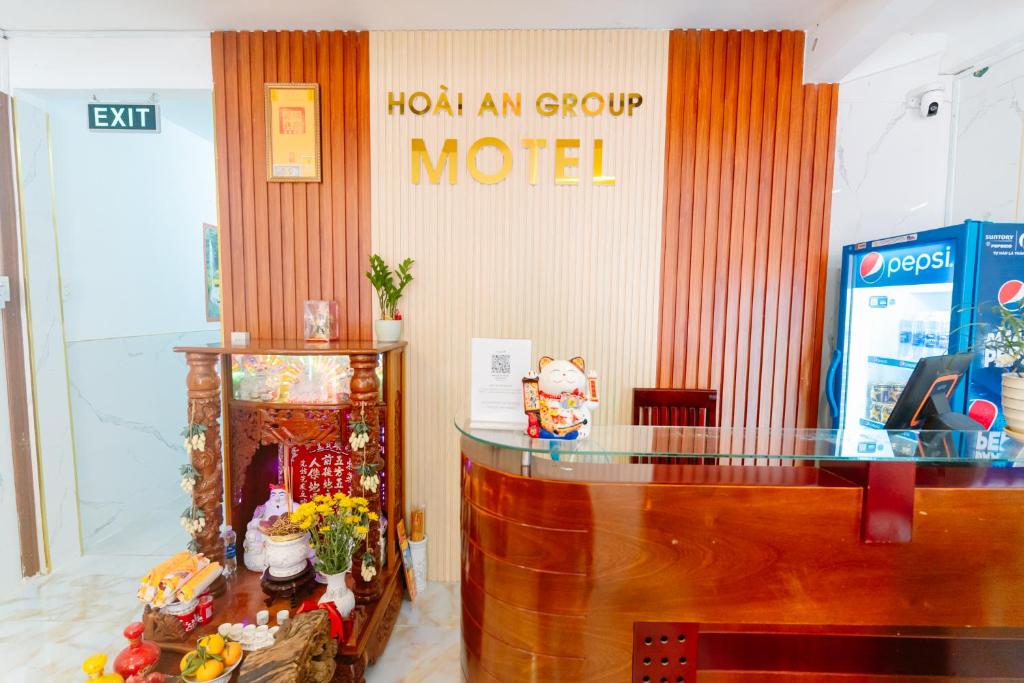 芹苴Motel Hoài An的带有读取组模型的标志的展示室
