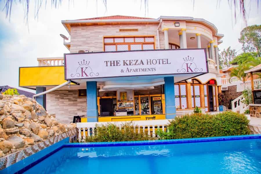 基加利The Keza Hotel的大楼前设有游泳池的酒店
