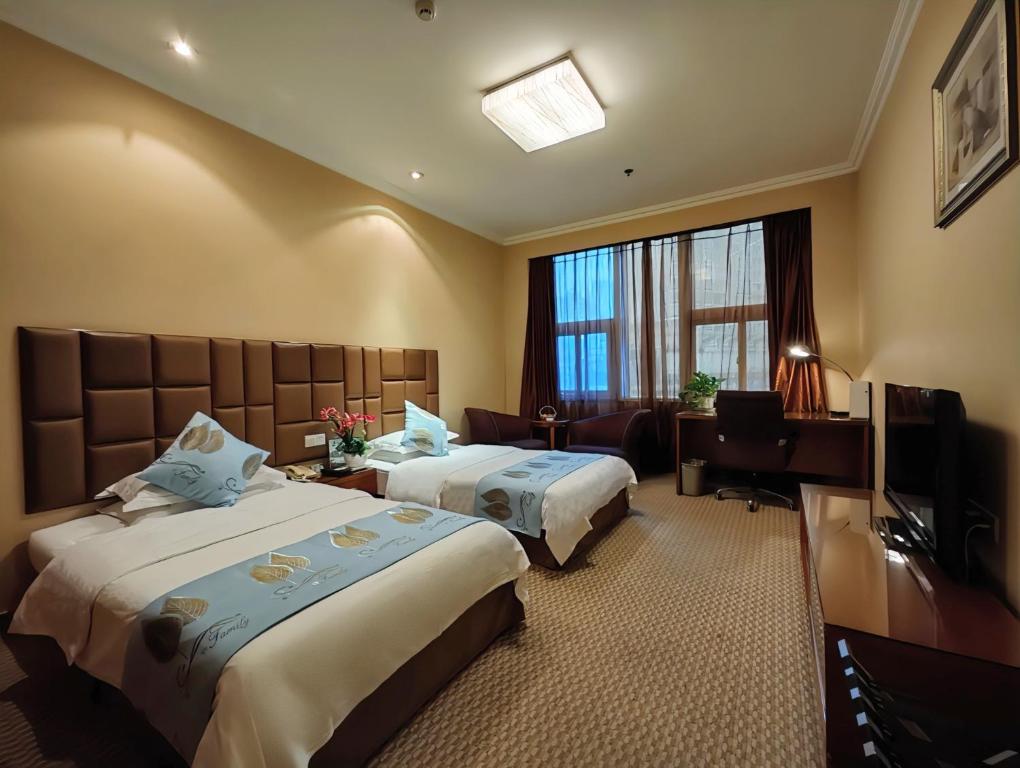 重庆重庆银河大酒店的酒店客房设有两张床和电视。
