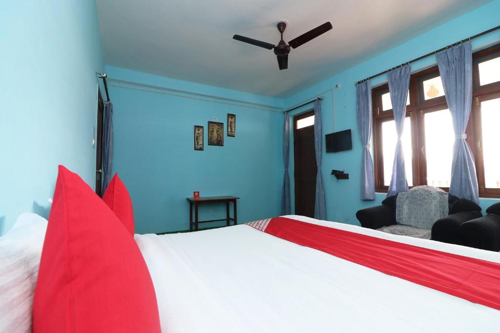 OYO 27772 Hotel Kalawati Retreat客房内的一张或多张床位