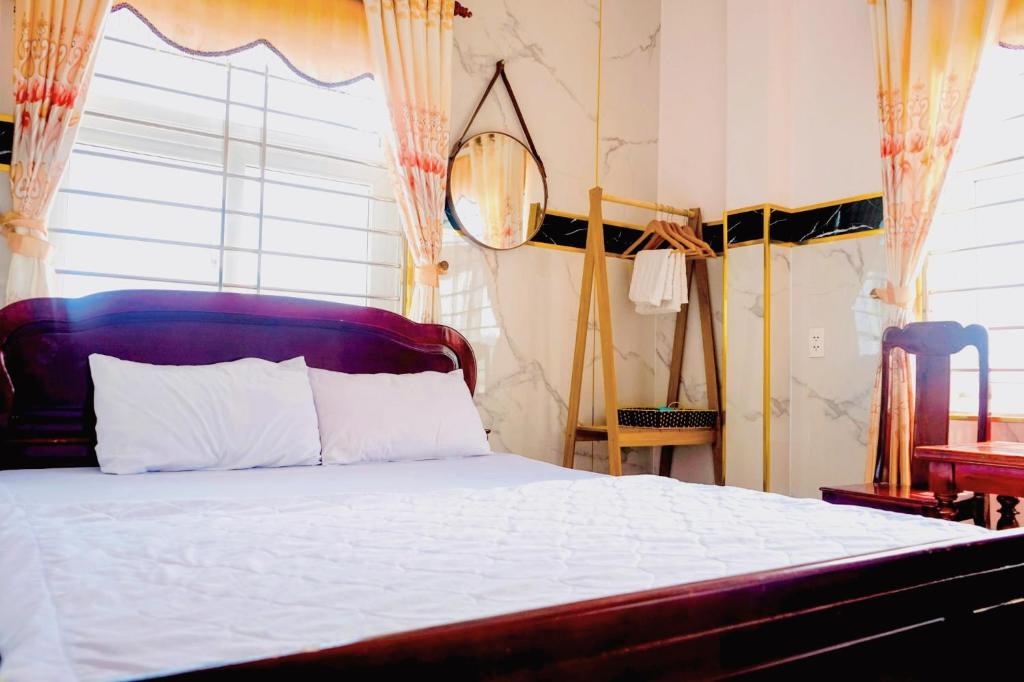 惹岛Hoa Bien Motel的一间卧室配有一张蓝色床头板的床